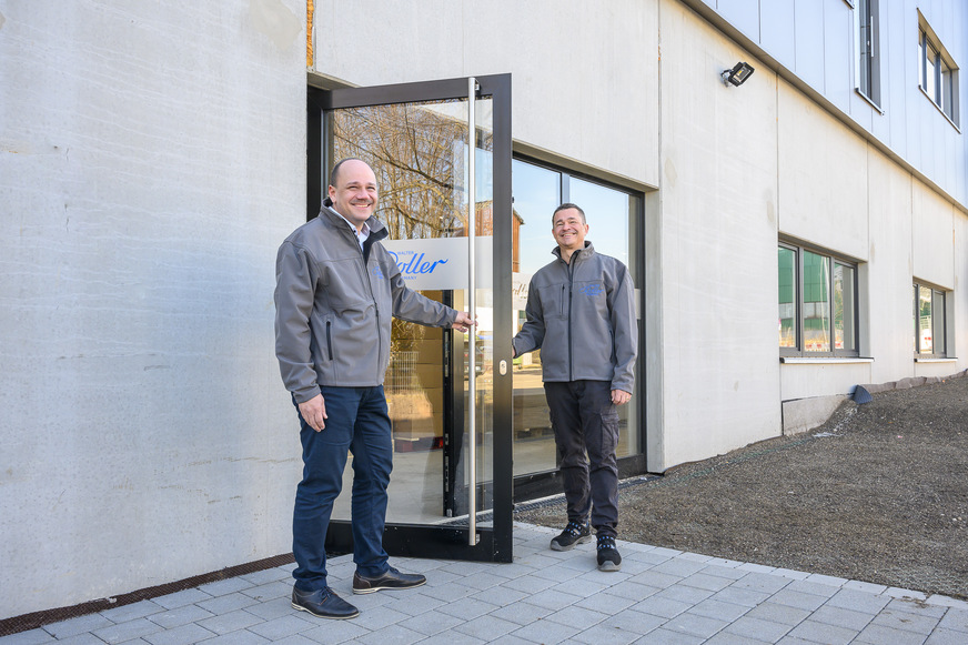 Betriebsleiter Michael Schuon und der Leiter der Montageabteilung Frank Liese vor der neuen, 1.200 m² großen Produktionshalle.