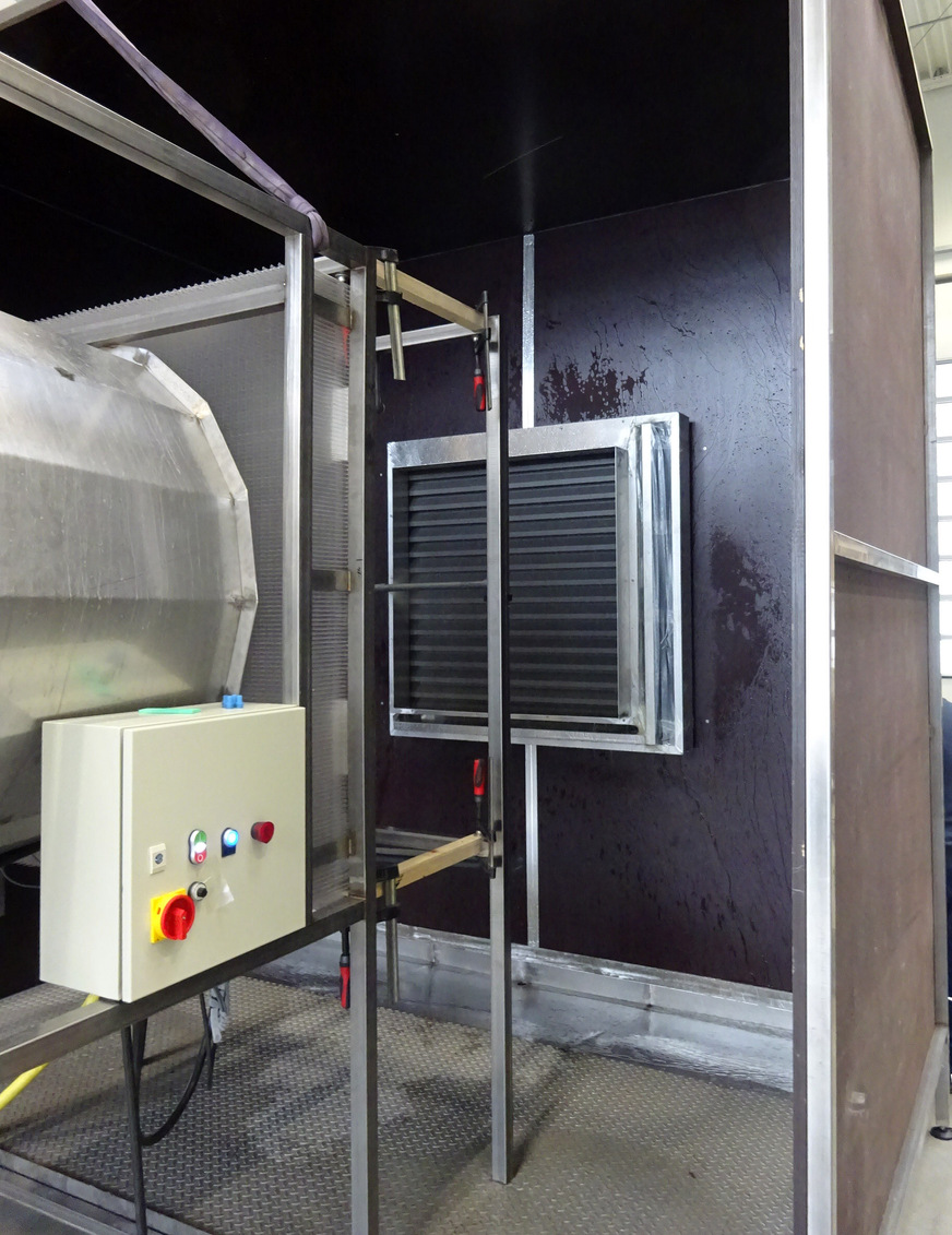 Gebläseeinheit vor dem Lüftungsgitter