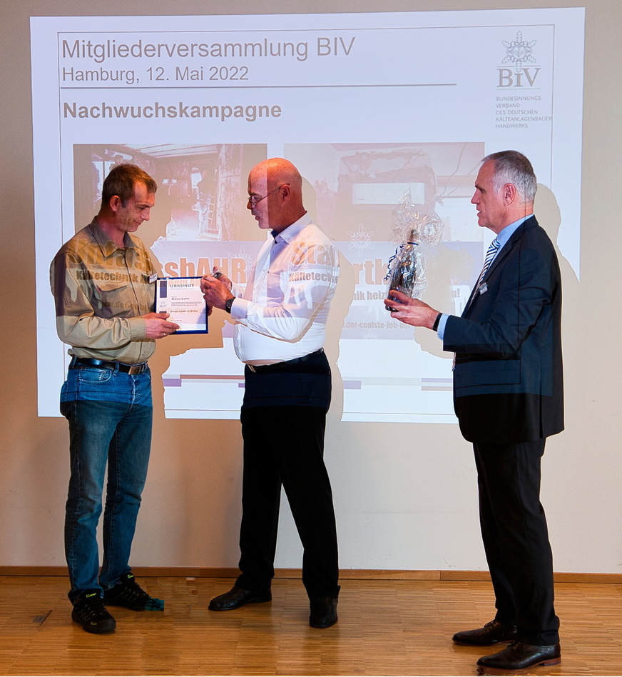 Verleihung der silbernen Ehrennadel an Marco Eckel (v.l.n.r.: Marco Eckel, Heribert Baumeister, BIV-Geschäftsführer Dietrich Asche)