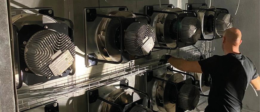 In einem FanGrid reiht sich Ventilator an Ventilator und die Gesamtkonfiguration spart 25 Prozent Energie ein.