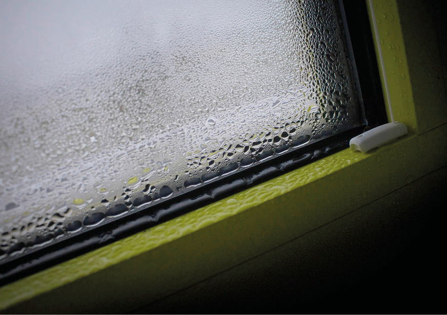 Nicht ausreichend beseitigte Feuchtigkeit in den Räumen kann zu Schimmelbildung führen und die Bausubstanz angreifen, indem das Kondensat immer tiefer in die Wände eindringt.