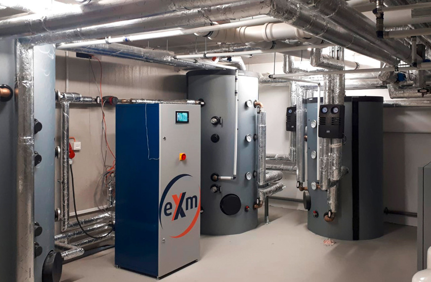 Mithilfe der nachgeschalteten eXergiemaschine (eXm) lässt sich die ­Wärmepumpe des Wohngebäudes dazu nutzen, warmes Wasser bei ca. 60 °C bereitzustellen.