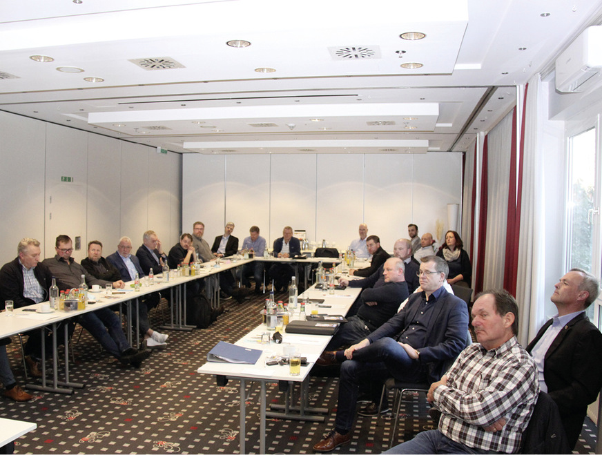 Gespannte Zuhörer bei der Innung Schleswig-Holstein