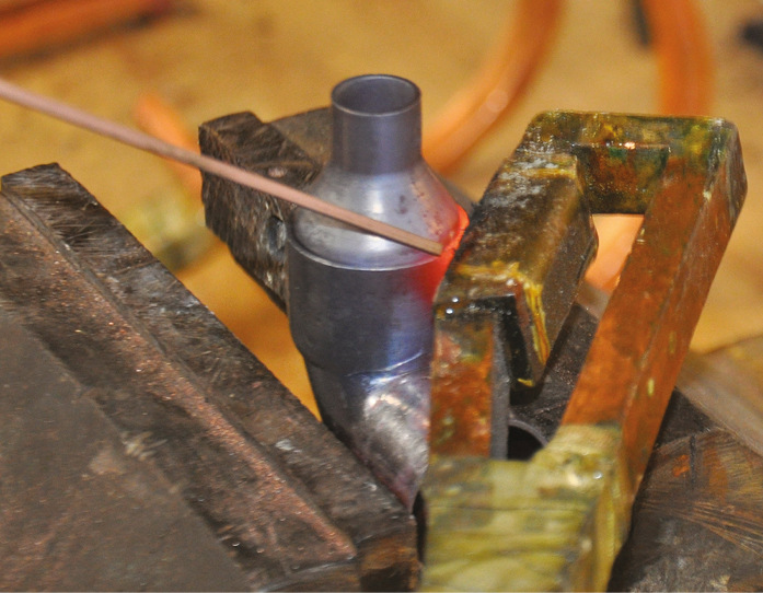 Mit dem normalen Lotstab und einem Standardinduktor wird das nichts: zu ungleichmäßige Erhitzung des Werkstücks, das Lot bekommt keine Induktion ab.