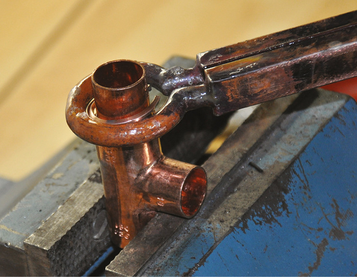 Einer der frühen Versuche mit einem ­Ringinduktor und selbstgebogenem Lotring. Die Effizienz passte noch nicht.