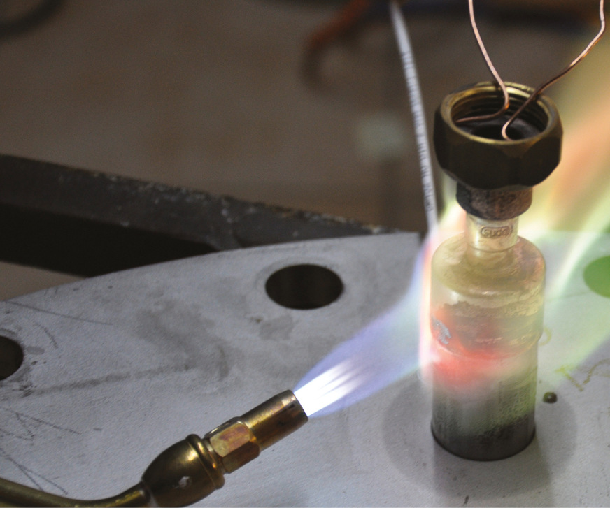 Hartlöten einer Verbindung Chromnickelstahl-Kupfer mit ­Propansauerstoff-Brenner und flussmittelumhülltem Silberlotstab