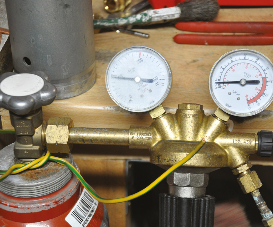 Formiergas mit 90 % Stickstoff und 10 % Wasserstoff aus einer Gasflasche mit Druckminderer, angeschlossen über einen Kältemittelschlauch