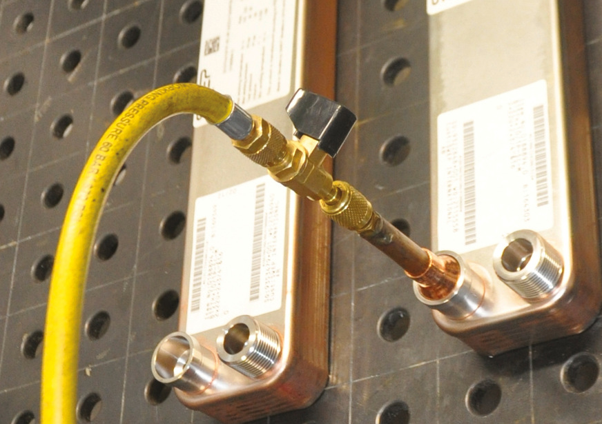 Das Formiergas wird über einen Kugelhahn einfach in passende Fittings gegenüber der geplanten Lötstelle eingesteckt. Besondere Dichtigkeit ist nach dem Kugelhahn nicht erforderlich.