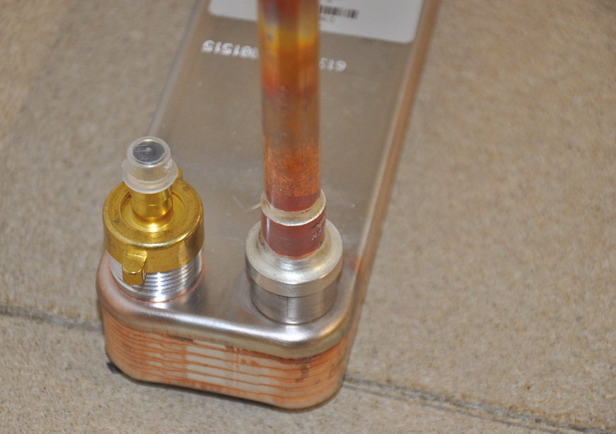 Die fertige Lötstelle zwischen Chromnickel-Amschlussstutzen des ­Plattenwärmetauschers und einem Kupfer-Absatznippel