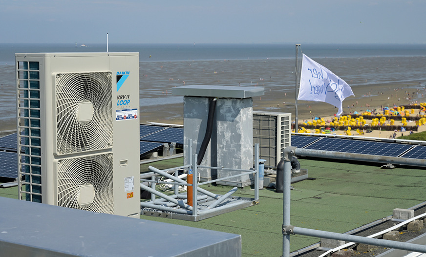 Die VRV Außengeräte zur Klimatisierung der Hotelzimmer befinden sich auf dem Hoteldach.