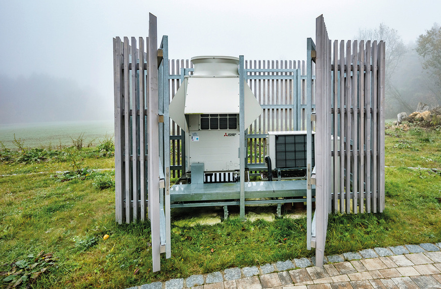 Zur Komfortklimatisierung ist das Gebäude mit einem VRF-System der City Multi Y-Serie von Mitsubishi Electric (Außengerät links) zum ­wahlweisen Kühlen oder Heizen ausgestattet.