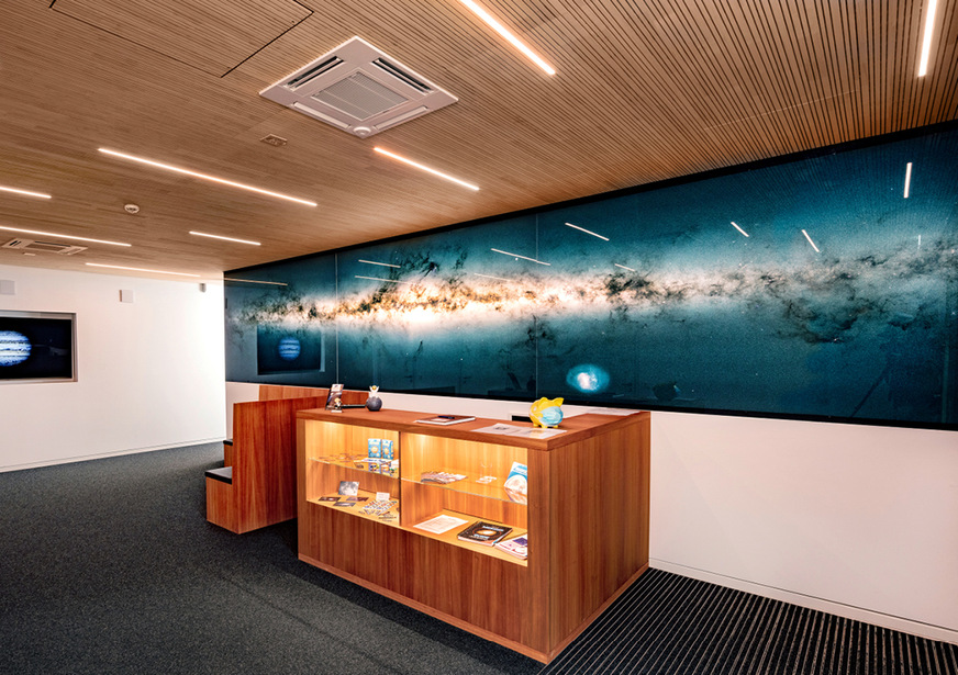 Zwei 4-Wege-Deckenkassetten im kompakten Euroraster-Maß sorgen für eine angenehme Komfortklimatisierung im Foyer des Planetariums.