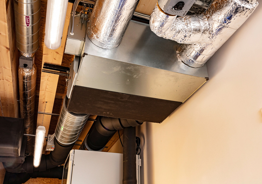 Zwei dezentrale Lossnay Lüftungsgeräte versorgen die entsprechenden Räume mit 100 % frischer Außenluft.