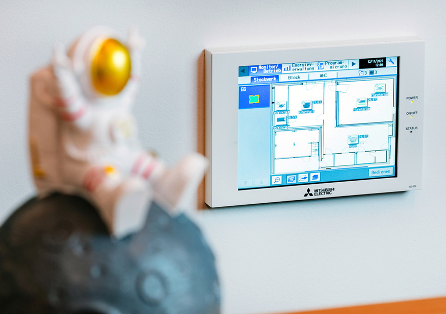 Die Zentralfernbedienung vom Typ AE 200 bietet dem Betreiber die Möglichkeit des Fernzugriffs, um den Betriebszustand oder eine eventuelle Fehlerdiagnose aus der räumlichen Distanz auszulesen.