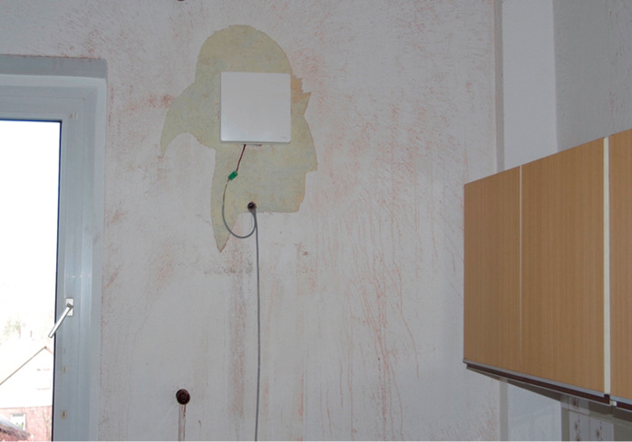 In einer unbewohnten Versuchswohnung in einem radonbelasteten Gebiet führten die Wissenschaftler mehrere Feldtests durch. Die dezentralen Lüftungssysteme von inVenter sorgten dabei für eine Absenkung der Radonaktivitätskonzentration in allen Räumen.