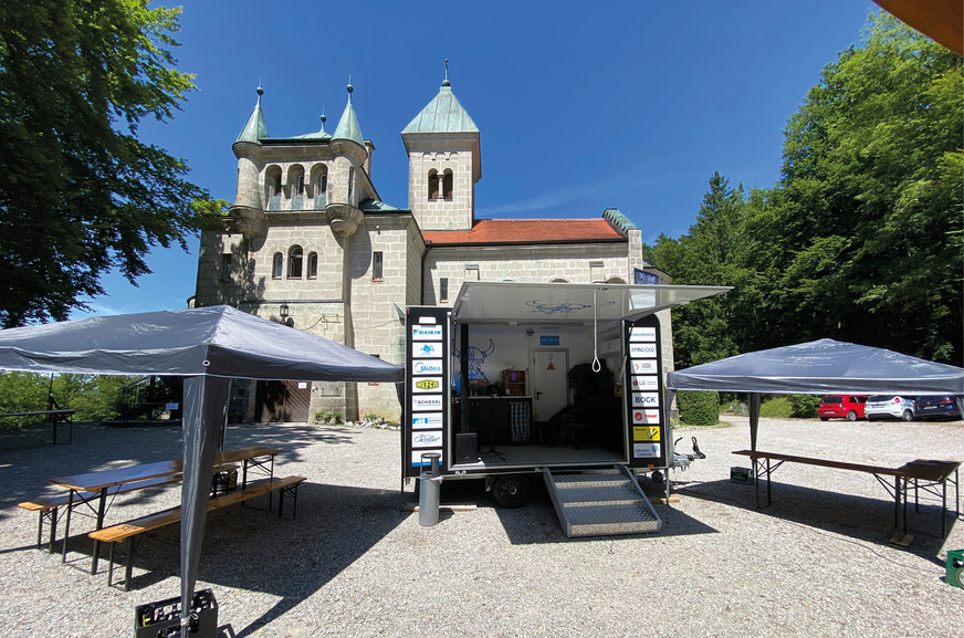 Vielfältig: Der PINK-Anhänger dient als Vortragsraum, zeigt die Technik und etabliert sich als Party-Mobil bei Veranstaltungen.
