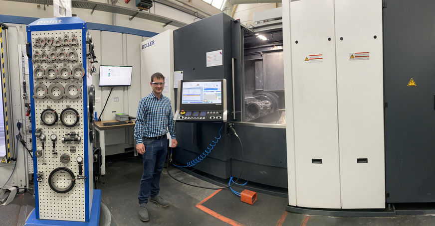 Produktionsleiter Steffen Schmid vor dem neuen Bearbeitungszentrum