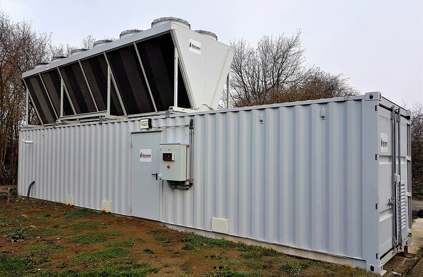 Containerkühlanlage mit Trockenkühler auf dem Dach: Die Kälteanlage außerhalb der Produktion sorgt für mehr freien Platz innerhalb der eigenen Hallen.