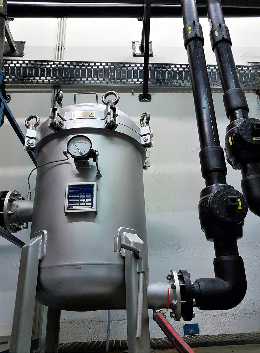 Wasserfilter und Verrohrungen.