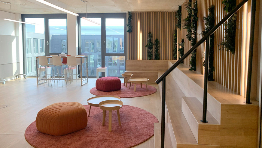 In den Büroräumen stören keine konventionellen Heizkörper den Blick aus den bodentiefen Fenstern.