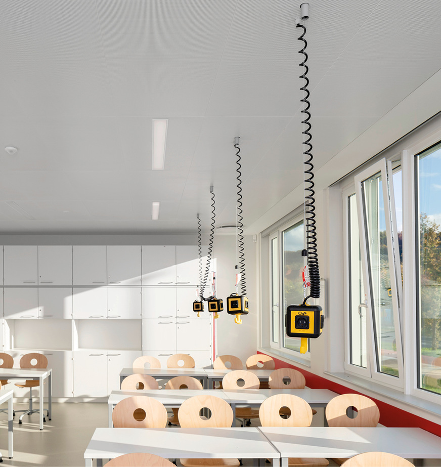 Die Wahl für das Heiz- und Kühldeckensystem fiel auf geschlossene Metalldecken von Zehnder mit Kupfer-Aluminiumaktivierung, ausgeführt als Einhängesystem.