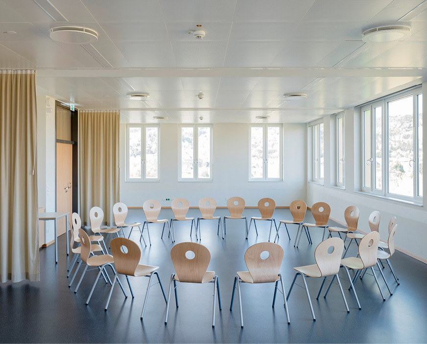 Ausgelegt wurden die Heiz- und Kühldecken auf eine Temperatur von 26 °C im Sommer und 21 °C im Winter. Vor- und Rücklauftemperaturen liegen bei 33 bzw. 30 °C für den Heizfall und 17 respektive 20 °C im Kühlfall.