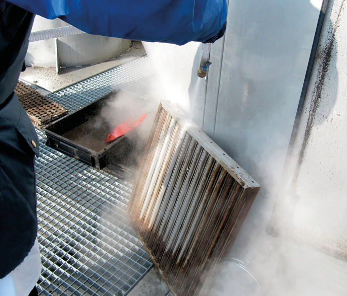 Zur Grundreinigung wird der Abscheider zerlegt.
