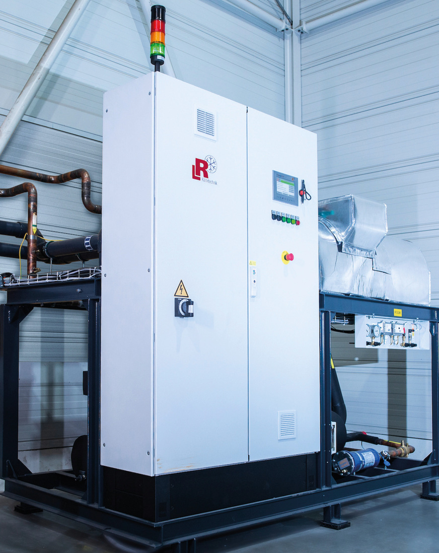 Die Steuerungstechnik aus dem L&R-eigenen Schaltschrankbau spielt bei der Kälteanlage von Sensoplast eine wichtige Rolle, denn mit 1 bis 2 K ist die Spreizung zwischen Vor- und Rücklauftemperatur äußerst gering. Die Temperaturführung muss also sehr präzise sein.