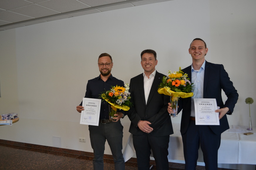 Schulleiter Thomas Emig (Mitte) mit den beiden Klassenbesten Yannic Marquardt (links) und Simon Vancura (rechts)