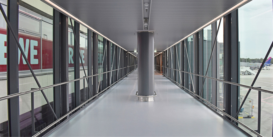 Der Transfergang ermöglicht den Passagieren, sich beim Umsteigen ohne erneute Sicherheitskontrolle zwischen den Terminals 1 und 2 zu bewegen.