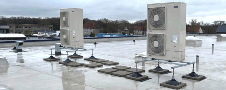 Aufstellung der Außeneinheiten auf dem Flachdach