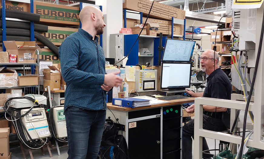 Sales Engineer Daniel Silsbee (links) im Plausch mit Kollegen. Das Arbeitsklima scheint durchweg positiv.