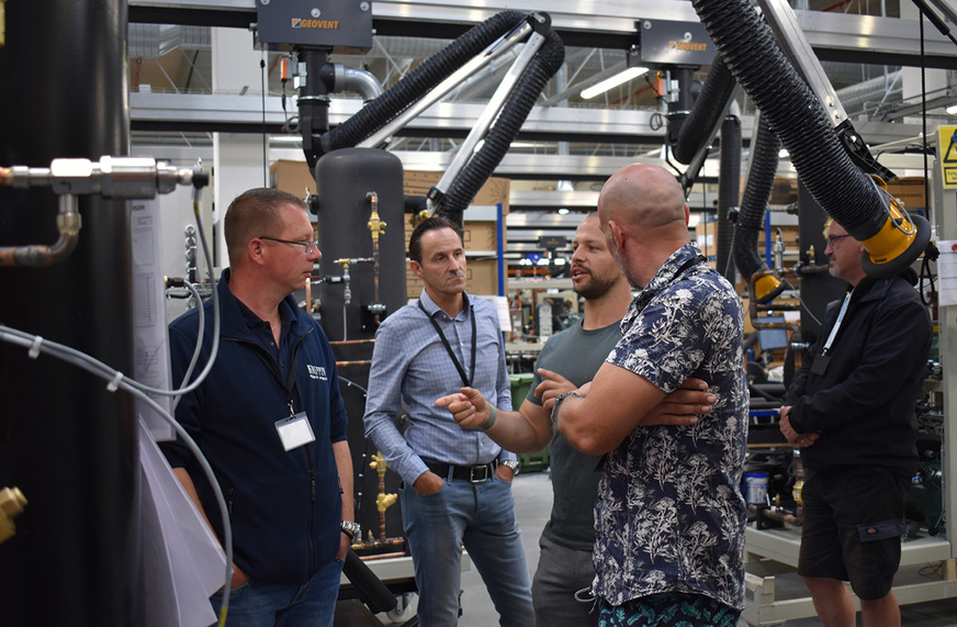 Kevin Baumert (Mitte) erklärt einzelne Produktionsschritte. Dabei geht er auf die Fragen der Kälten detailliert ein.