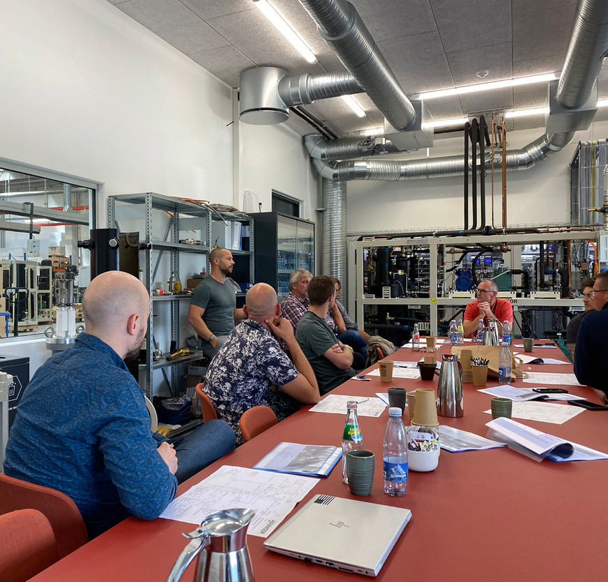 Die Schulung geht tief ins Detail. Im Raum selbst stehen zahlreiche Objekte zur Veranschaulichung, inklusive einer betriebsbereiten Anlage.