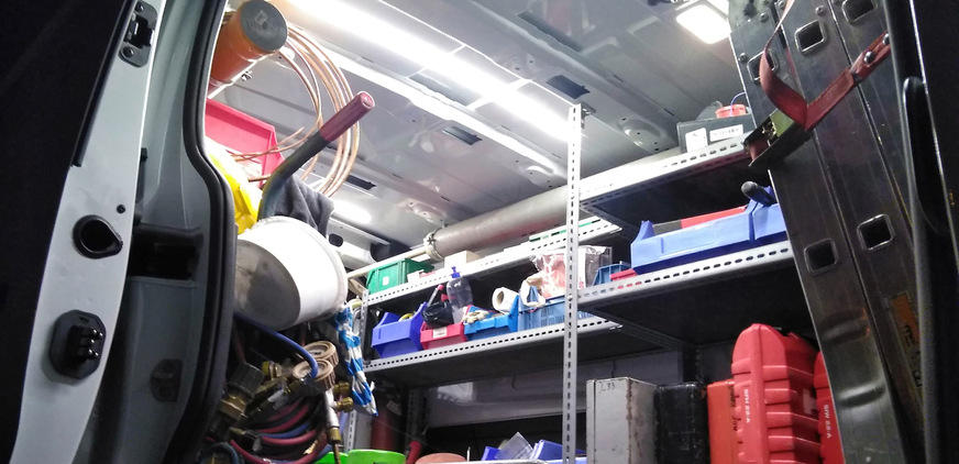 Die Standardbeleuchtung im Fahrzeug ist oft kaum zu gebrauchen. Helle LED-Streifen machen hier einen großen Unterschied.