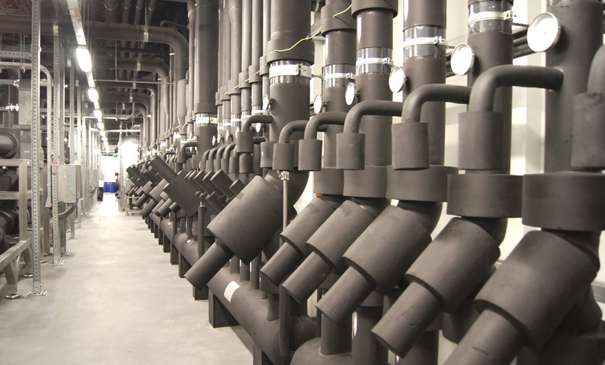 Der Maschinenraum hat zahllose Übergabestellen für Vor- und Rücklauf. Alle Ventile und Verteiler müssen exakt benannt und zugeordnet sein.