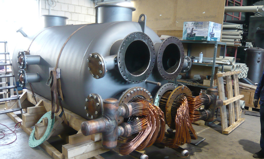 Die Kupferschlangen bilden die Verdampfer und werden mit Sole umspült. Diese wird in den Tanks mit außenliegenden Umwälzpumpen in Bewegung gehalten.