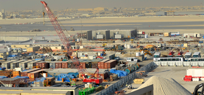 Die Baustelle ist groß und es gibt unzählige kleine Hersteller vor Ort. Für den Anfang hätte uns der rote Kran erst einmal gereicht.