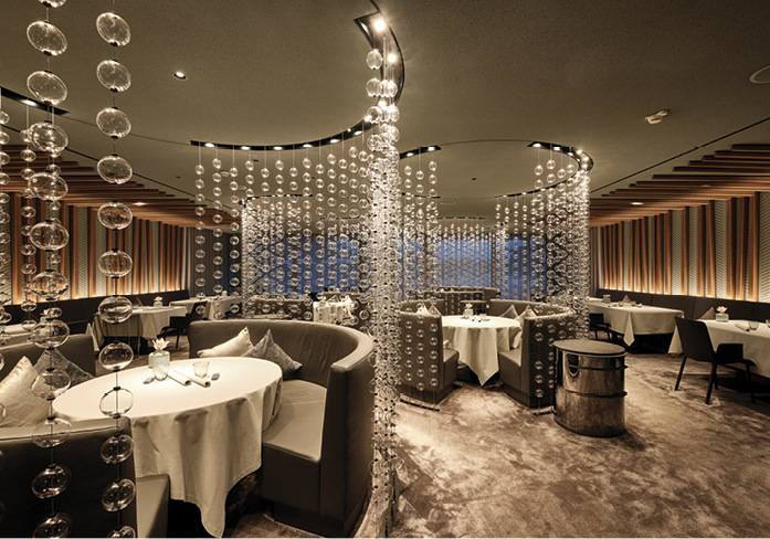 Im Zwei-Sterne-Restaurant „Ösch Noir“ sind die Schlitzdurchlässe am Übergang zweier unterschiedlicher Deckenbereiche installiert.