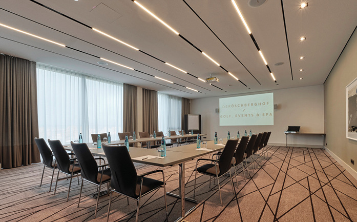 Die Schlitzdurchlässe sind in den Tagungsräumen parallel mit der Beleuchtung in die Decke integriert und stellen so einen Frischluftkomfort für alle Gäste sicher.