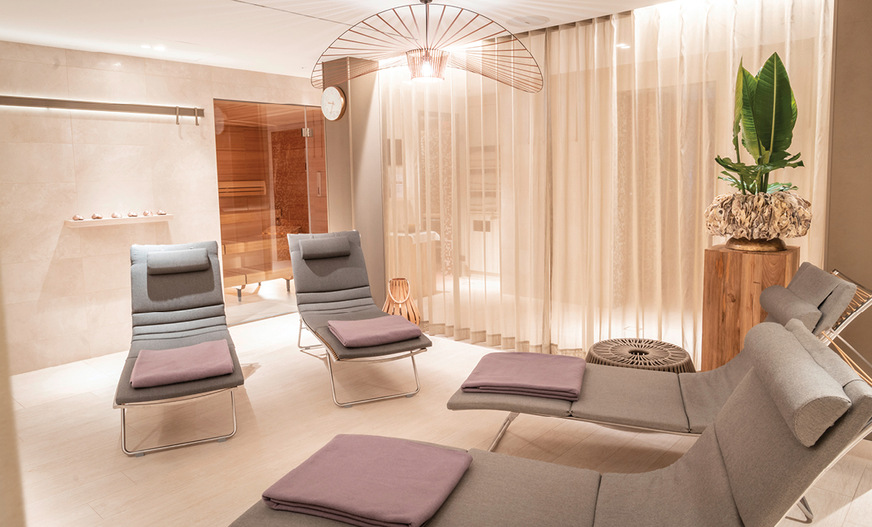 Auch im Spa- und Wellnessbereich unterstützen die Schlitzdurchlässe eine gleichmäßige Luftverteilung und eine behagliche Wohlfühlatmosphäre.