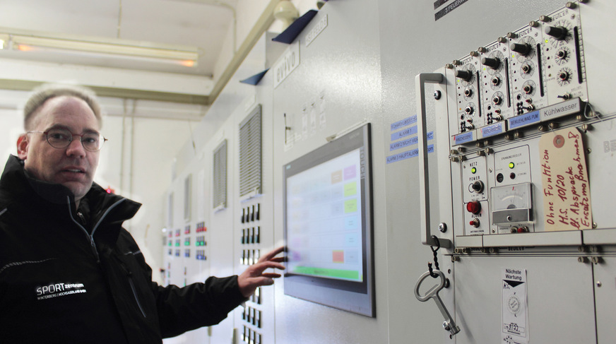 Betriebsleiter Stefan Knipschild an der Steuerungsanlage.