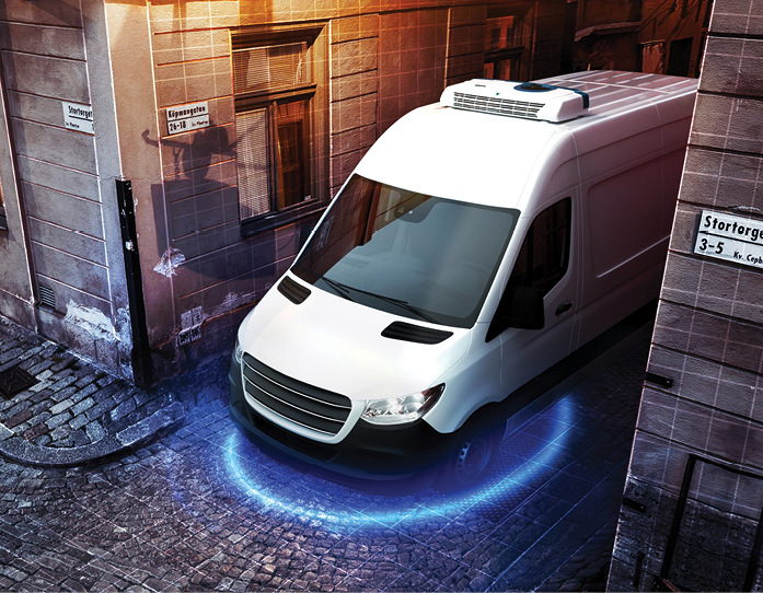 Die vollelektrische E-200 Kältemaschine ist kompakt und flach auf dem Dach verbaut.