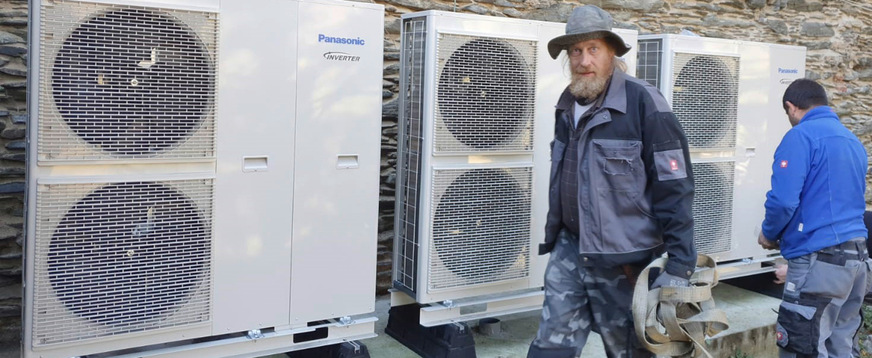 Drei kaskadierte leise Luft/Wasser-Wärmepumpen der T-CAP SuperQuiet-Reihe von Panasonic versorgen die Burg mit Wärme.