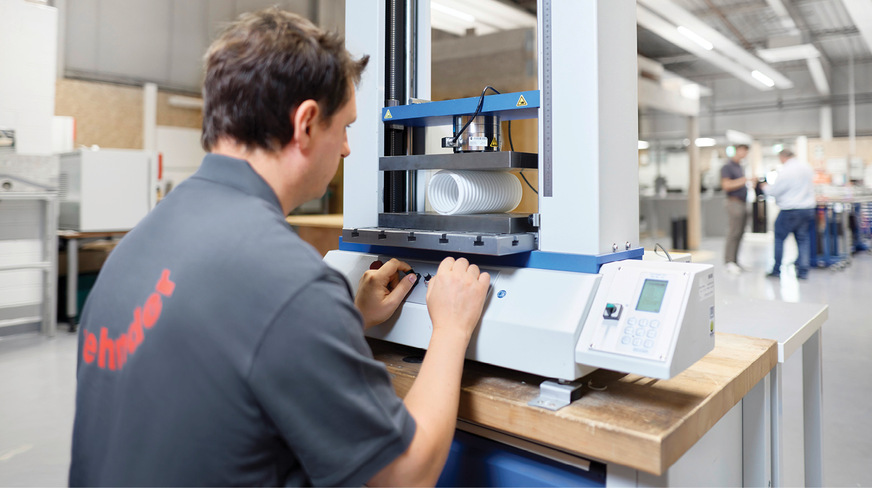 Die lange Lebensdauer des Lüftungsrohrs ComfoTube wird unter anderem mithilfe regelmäßiger Langzeittests und Prüfungen unter anderem der Ringsteifigkeit (Bild) sichergestellt wird.