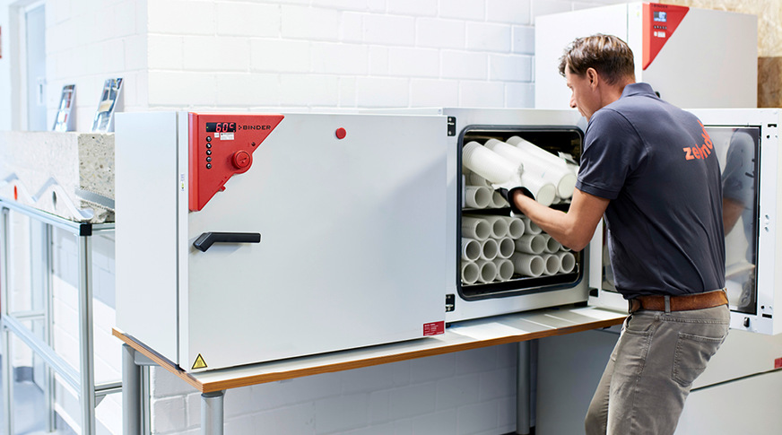 In speziellen Öfen der Zehnder-Laborräume lassen sich langjährige Belastungsszenarien simulieren und so die Langlebigkeit der ­Luftverteilprodukte überprüfen und optimieren.