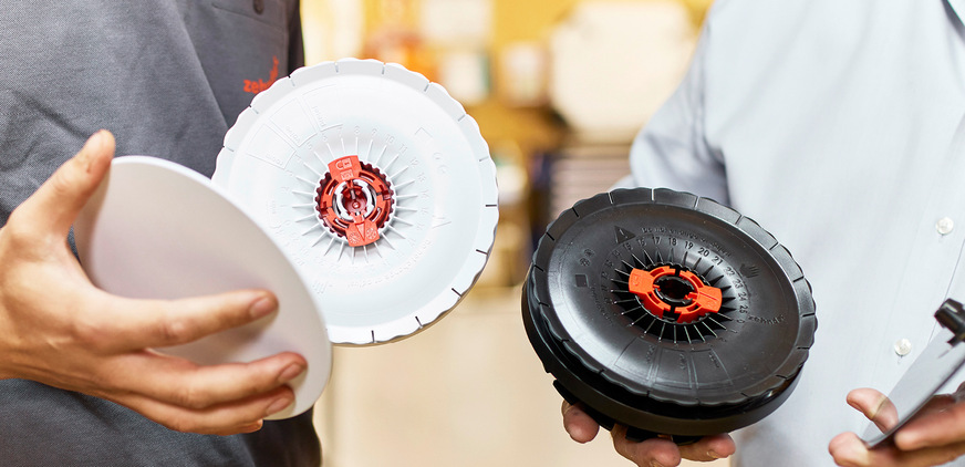 Die elegante schwarze Variante der Tellerventilserie ComfoValve Luna (re.) stellt eine der ­ Zehnder-Produktneuheiten dar.