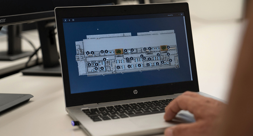 Die Building Connect Plattform sammelt die Daten der Sensoren und ­Ventilatoren und analysiert sie. Anhand von Raumplänen entsteht der digitale Zwilling des Gebäudes, hier der Halle 8. Die im Hintergrund ­arbeitenden Algorithmen lernen aus Nutzerverhalten, ­Gebäudemerkmalen und Umweltbedingungen und verbessern so laufend das gesamte Gebäude-Ökosystem – eine intelligente Echtzeitregelung.