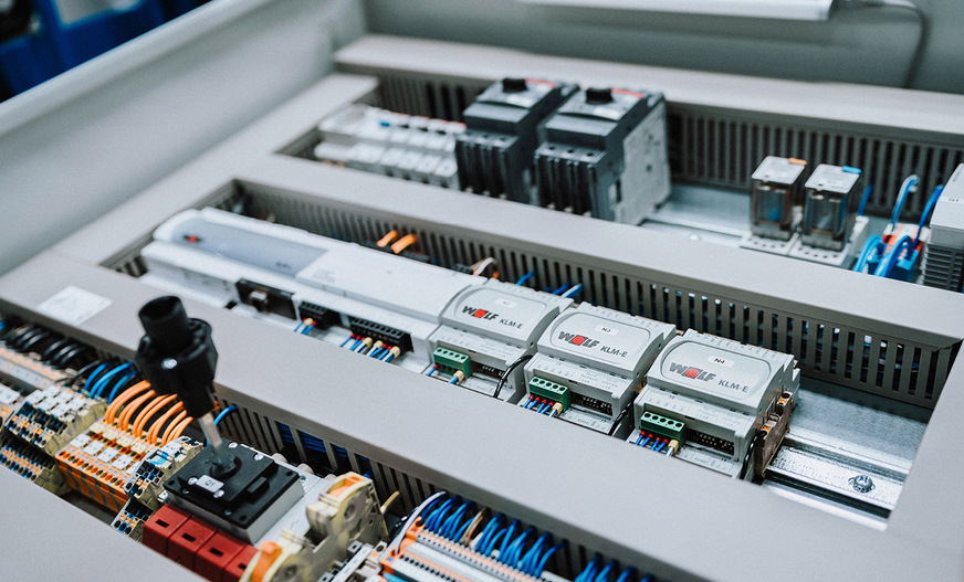 Ein wesentlicher Vorteil vorinstallierter Regelungstechnik in RLT-Geräten ist, die Komplexität in den industriellen Fertigungsprozess vorzuverlegen und auf diese Weise die Effizienz und Professionalität bei der Ausführung sowie Inbetriebnahme zu erhöhen.