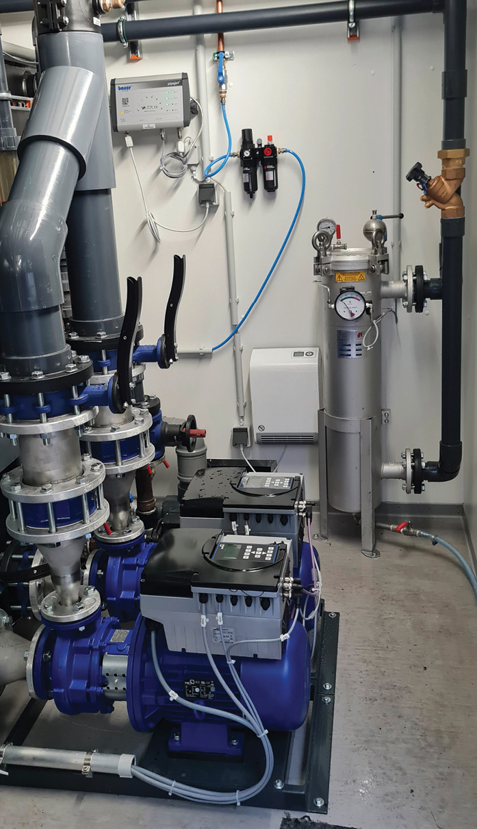Die Pumpen der Kälteanlage sind drehzahlgeregelt. Links im Hintergrund: Die Steuerbox des Pipejet-Aufbereitungssystems
